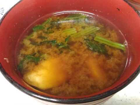 里芋とほうれん草の赤だし味噌汁